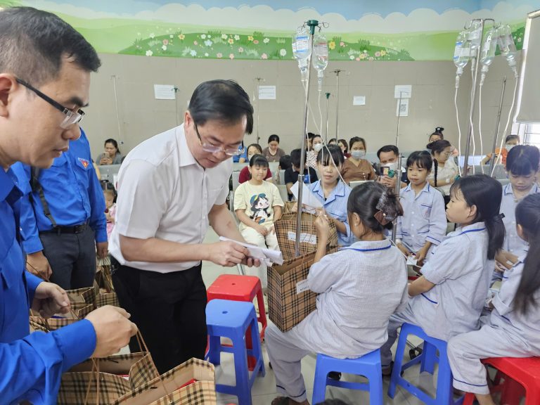 CÔNG ĐOÀN VÀ ĐOÀN THANH NIÊN BAN QLDA ĐƯỜNG SẮT MANG NỤ CƯỜI ĐẾN VỚI BỆNH NHI VIỆN HUYẾT HỌC